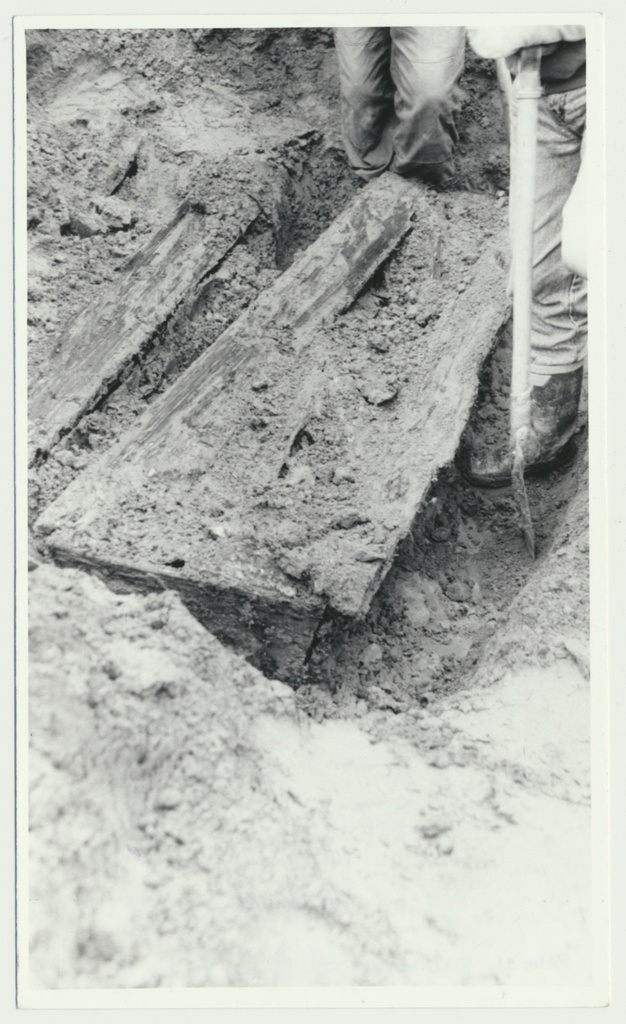 foto, Viljandi, Saksa sõdurite kalmistu, kaevamised, korrastamine, foto L. Kadalipp, 1992