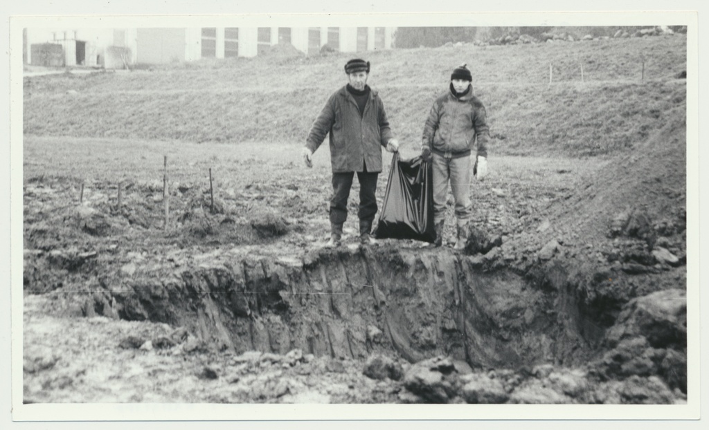 foto, Viljandi, Saksa sõdurite kalmistu, kaevamised, korrastamine, foto L. Kadalipp, 1992