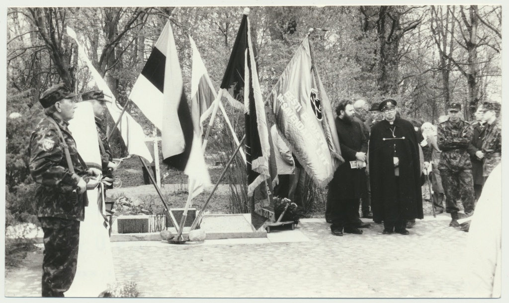 foto, (Eesti 1.) metsavendade mälestussamba avamine, Viljandi, Pauluse kiriku kalmistu, 1997, foto L. Kadalipp