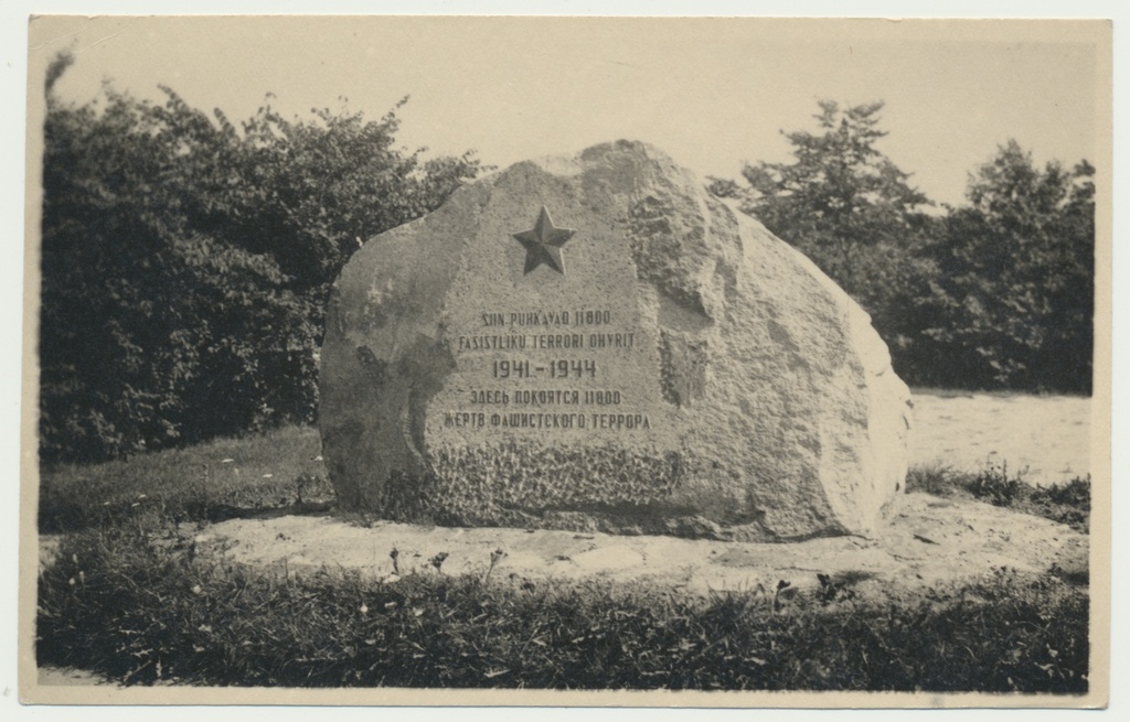 foto, Viljandi, Huntaugu, fašismiohvrite mälestuskivi, u 1950, foto T. Parri?