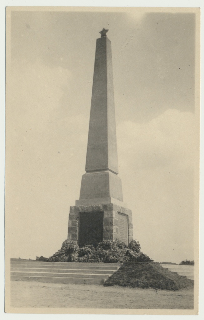 foto, Viljandi, Järveotsa obelisk, fašismiohvrite ühishaud, u 1955, foto T. Parri