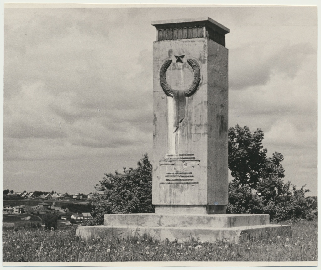 foto, Viljandimaa, Viiratsi, fašismi ohvrite mälestussammas, u 1965, foto A. Kiisla