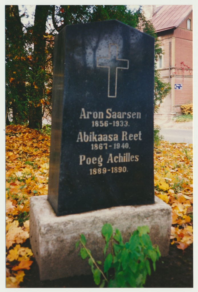 foto, Viljandi, Vana kalmistu, hauakivi, perekond Saarsen, 1993, foto J. Pihlak, värviline