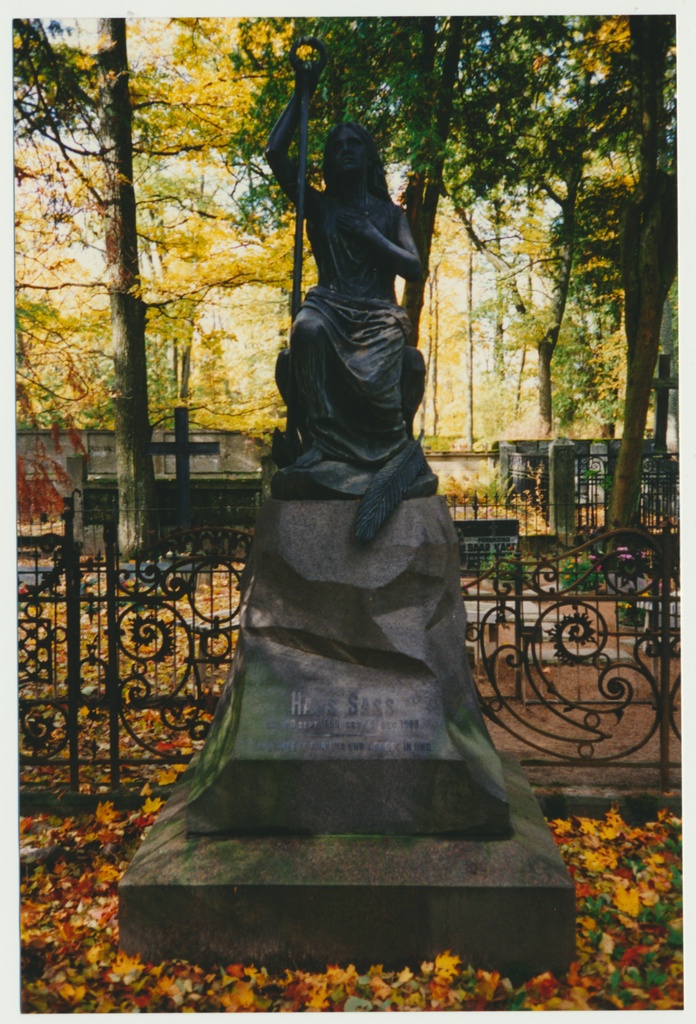 foto, Viljandi, Vana kalmistu, hauamonument neiu ankruga, Hans Sassi haud, 1993, foto J. Pihlak, värviline