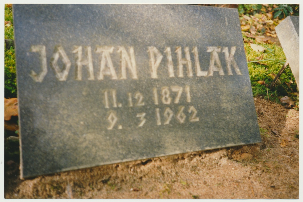 foto, Viljandi, Vana kalmistu, hauaplaat Johan Pihlak, 1993, foto J. Pihlak, värviline