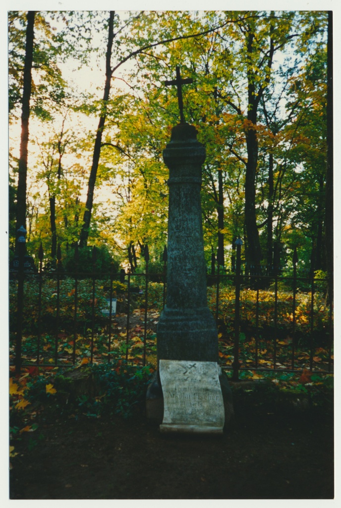 foto, Viljandi, Vana kalmistu, mälestussammas, M. Fischer 1993, foto J. Pihlak, värviline