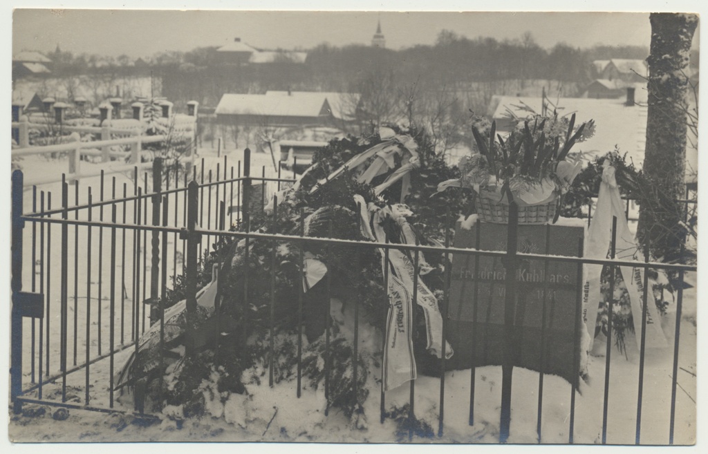 foto, Viljandi, Vana kalmistu, F. Kuhlbarsi hauaplats, 1924, foto M. Teng