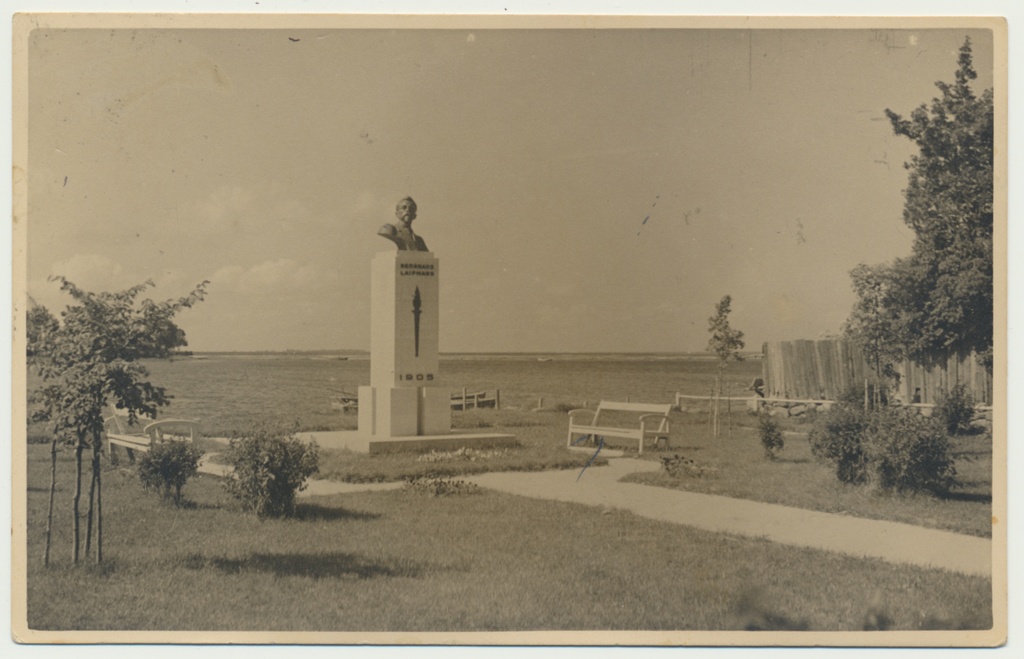 foto, Haapsalu, B. Laipmanni mälestussammas, u 1935