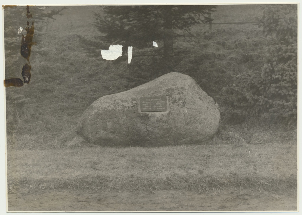 foto, Viljandi, mälestuskivi 1905. a revolutsiooni ohvritele, u 1960