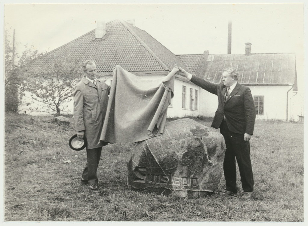 foto, Viljandimaa, Suislepa, mälestuskivi avamine, I Suislepa õunapuu, 1974, foto A. Veiksar