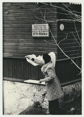 foto, Viljandimaa, Uusna, mälestustahvli avamine Otto Väinsalu majal, 1977, foto E. Veliste  similar photo