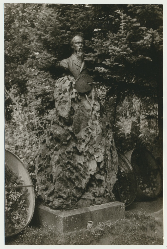foto, Viljandimaa, Suure-Jaani, J. Köleri hauamonument, u 1975, foto L. Vellema