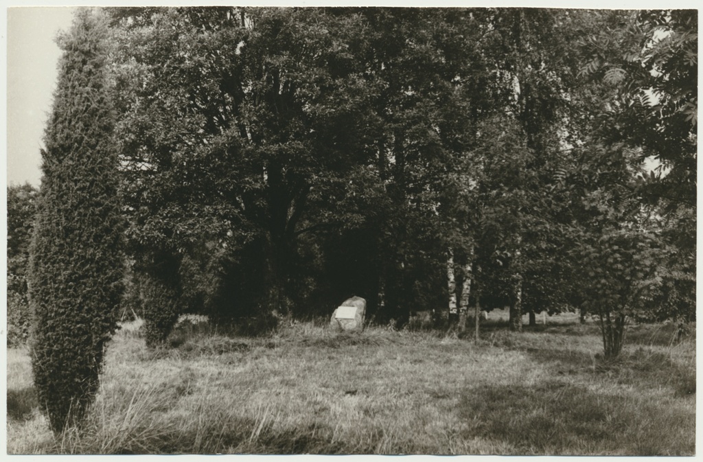 foto, Viljandimaa, Kõõbra talu, mälestuskivi J. Kölerile, u 1970, foto L. Vellema