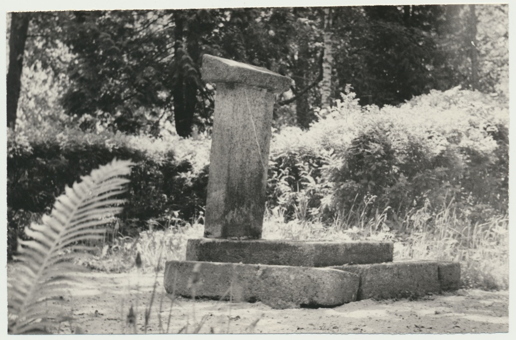 foto, Viljandimaa, Paistu kalmistu, kivikantsel, u 1970
