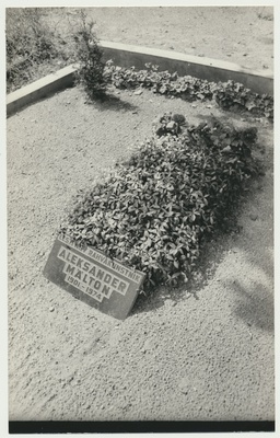 foto, Viljandimaa, Suure-Jaani, A. Mältoni haud, 1977, foto E. Veliste  duplicate photo