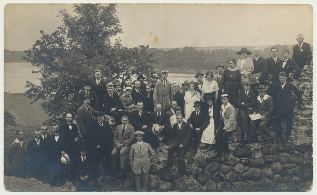 foto, Viljandi, 12. Eesti karskushariduskongress, grupp lossimägedes, 1922