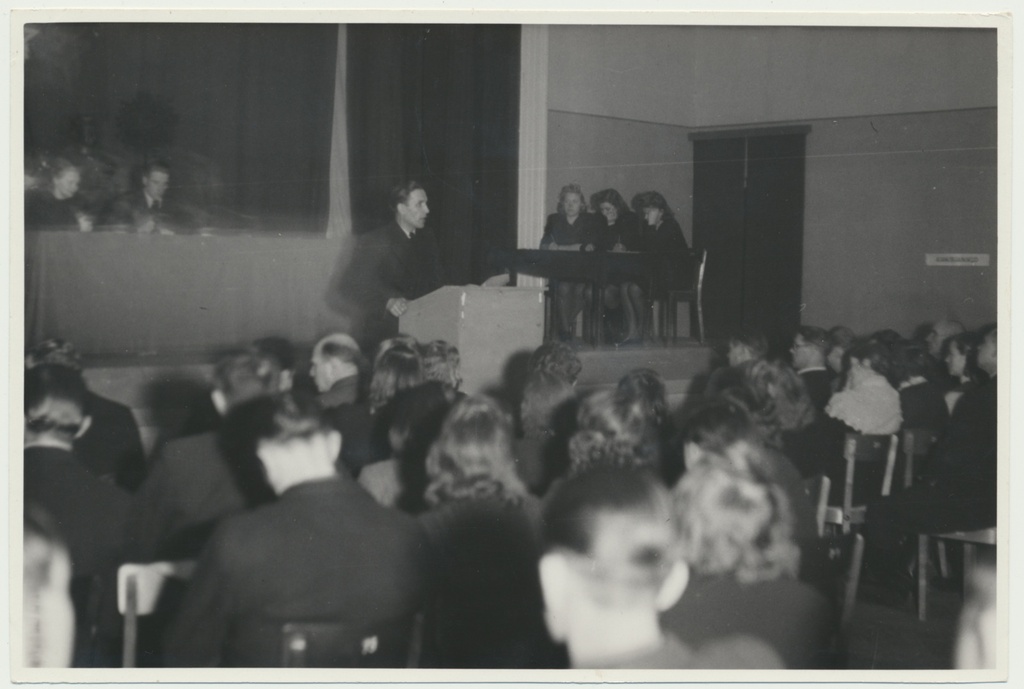 foto, Viljandimaa Töörahva Saadikute Nõukogu 1. istungjärk, kõneleb O.Ermus, 1948