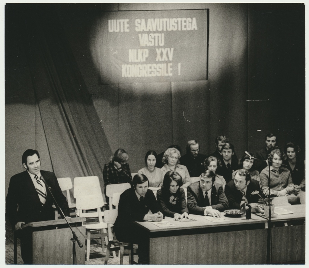foto, Viljandi rajooni tööeesrindlaste kokkutulek, kõneleb V. Udam, 1976, foto E. Veliste