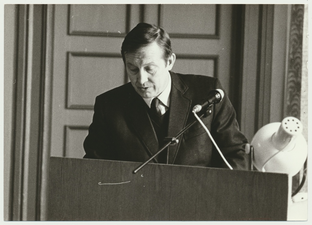 foto, ENSV Vabariikliku Karskusühingu Viljandi rajooni organisatsiooni konverents, esimees T. Sak, 1988