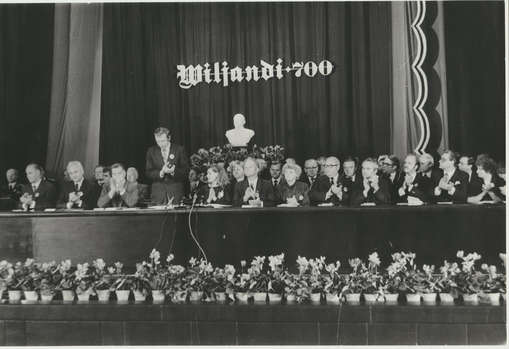 foto, Viljandi 700, teater Ugala, Viljandi Linna Rahvasaadikute Nõukogu pidulik istungjärk, presiidium, 1983