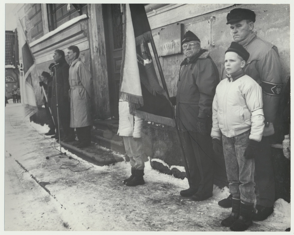 foto, Viljandi, Eesti Vabariik 75, kohtumaja esine, 24.02.1993