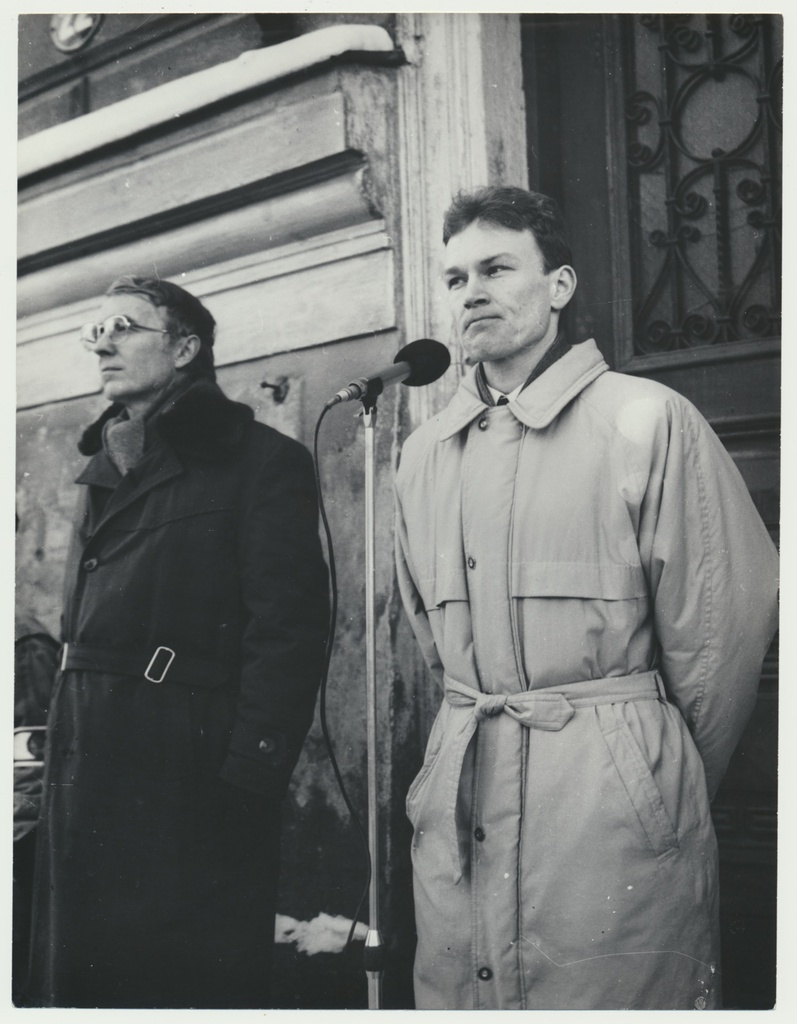foto, Viljandi, Eesti Vabariik 75, kohtumaja esine, kõneleb J. Pihlak, 24.02.1993