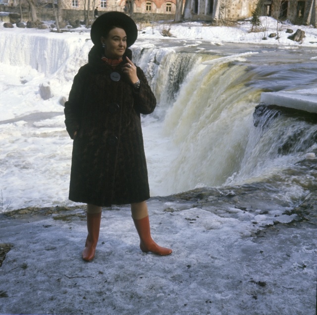 Fashion. A woman with a fur-faced hair and a coat.