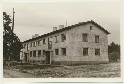foto, Valgamaa, Helme Sanatoorne Internaatkool, töötajate elamu, 1963, foto L. Vellema  duplicate photo