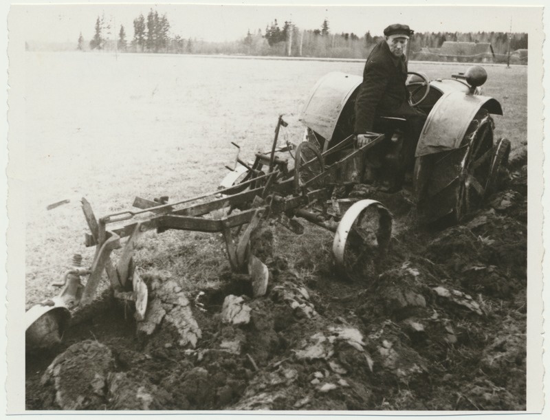 foto, Viljandimaa, Raudna masinaühistu, traktoriga künd, 1948