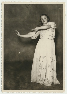 foto, Viljandimaa, Lembitu kolhoos, J. Saare tantsimas, u 1950  duplicate photo