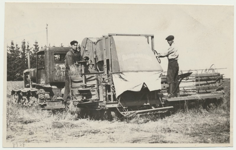 foto, Viljandimaa, Karksi kolhoos, MTJ-i linakombain, 1950, foto A. Vanamõis
