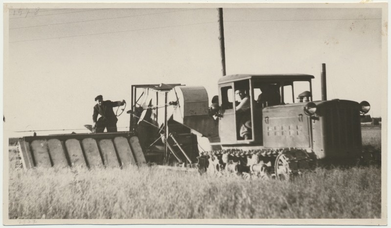 foto, Viljandimaa, Mustla MTJ, linakombain Vambola kolhoosis, 1950