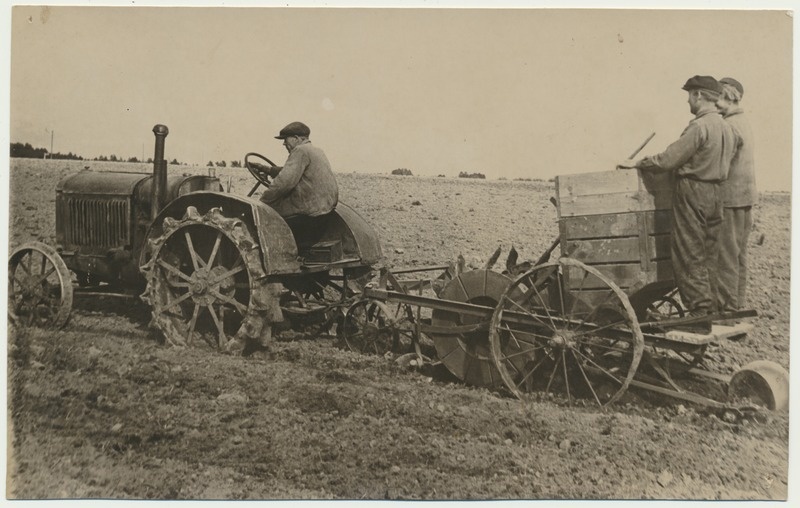 foto, Viljandimaa, Viiratsi sovhoos, kartulipanek traktoriga, 1949