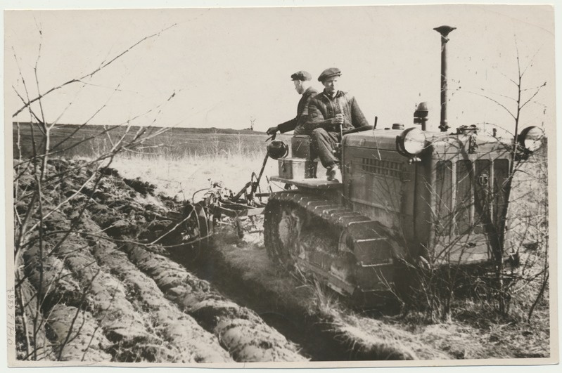 foto, Viljandi MTJ traktorist A. Ristov uudismaa künnil, 1950, foto A. Vanamõis