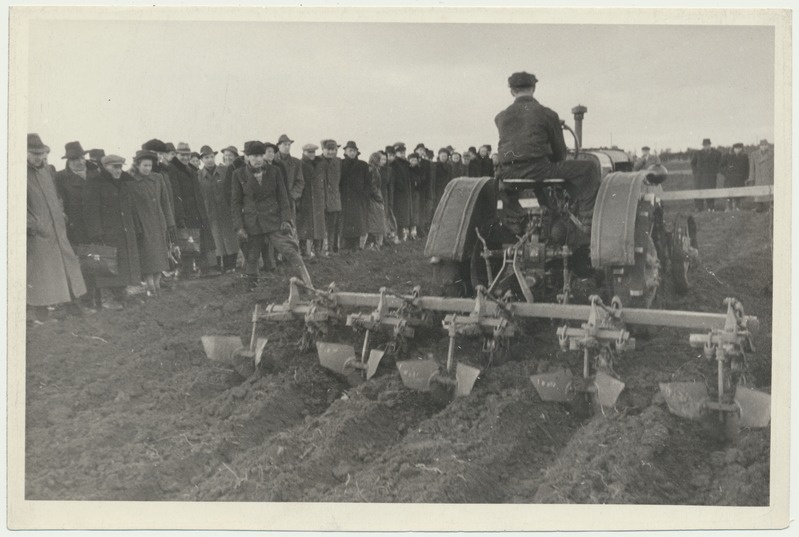 foto, Harjumaa, kolhoos Tulevik, kultivaatori KOH-2,8 tutvustus, u 1955