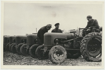 foto, Jõgevamaa, Palamuse MTJ, uued traktorid HTZ-7, u 1952  duplicate photo