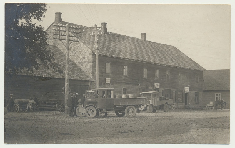 foto, Viljandimaa, Suure-Jaani, võõrastemaja ees 2 veoautot Ford, u 1930, foto A. Järvekülg