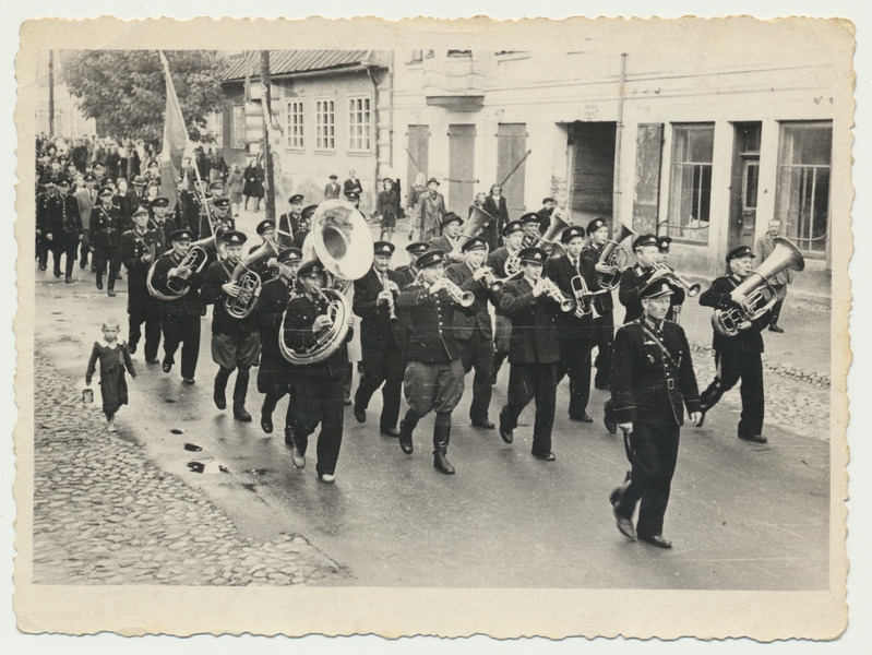 foto, Viljandi tuletõrjujate rongkäik, u 1946