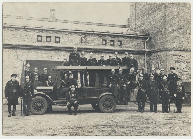 foto, Viljandi, VTÜ, iseehitatud tuletõrjeauto, grupp, oma õuel, u 1935