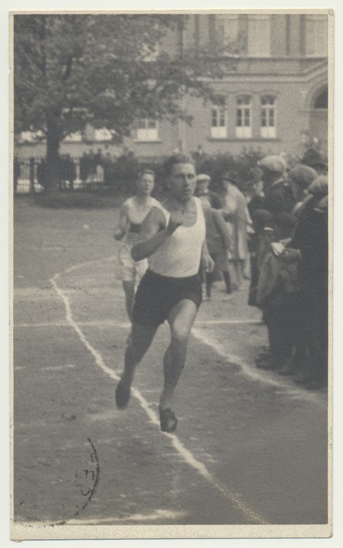 foto, Viljandi, Maagümnaasiumi park, J. Mager jooksmas, 1929