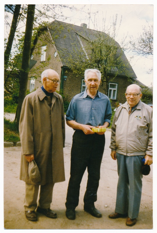 värvifoto, Viljandi, Julius Mager-90, keskel, 1991