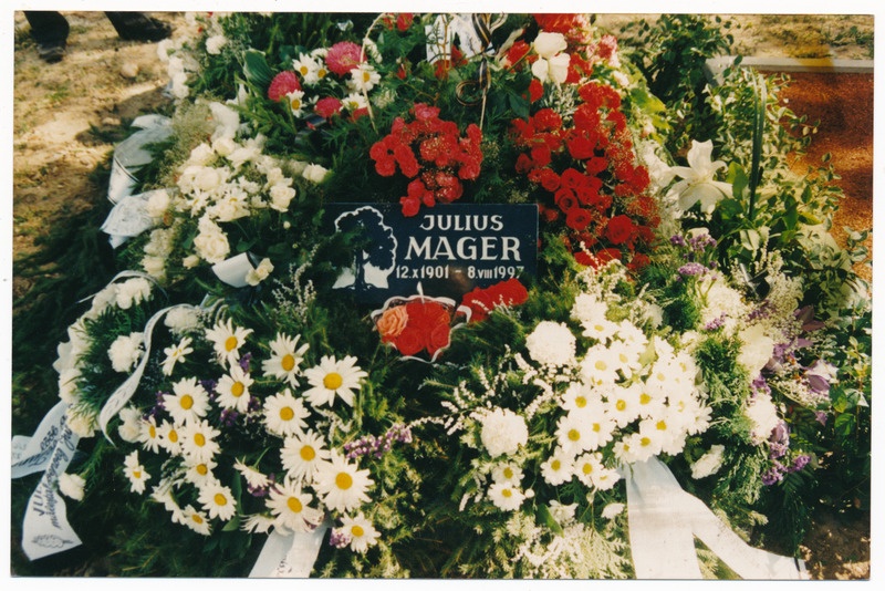 värvifoto, Viljandi, Metsakalmistu?, J. Mageri haud, lilled, 1997