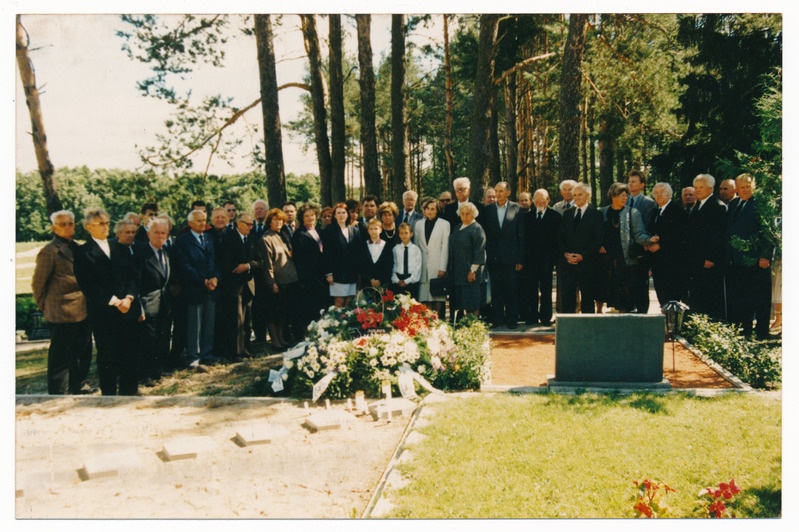 värvifoto, Viljandi, Metsakalmistu?, J. Mageri hauaplats, matuselised, 1997