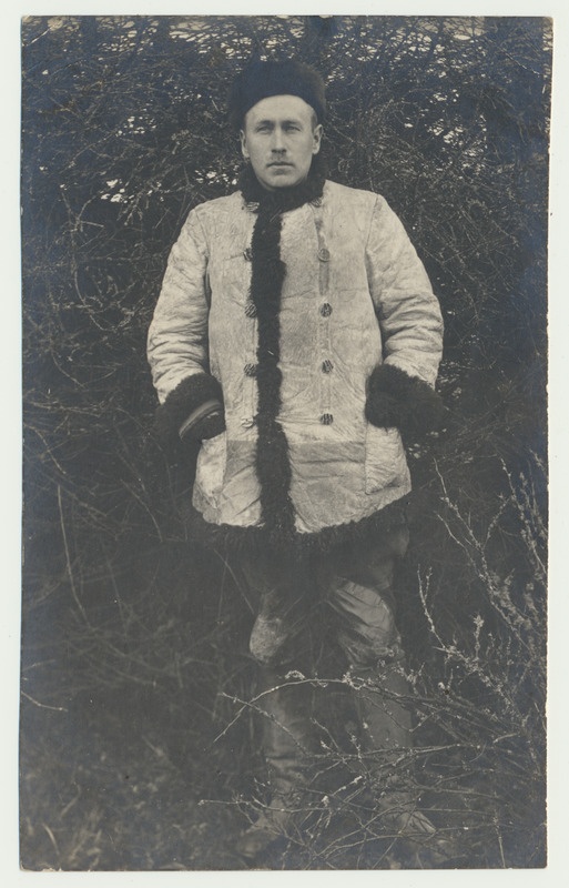 foto, August Voldemar Rose lambanahkses poolkasukas, täisportree, u 1920