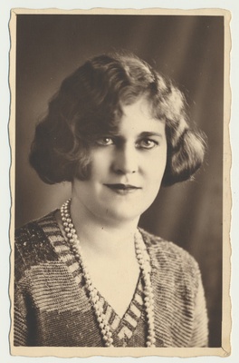 foto, Else Mager, rinnaportree, u 1927  duplicate photo