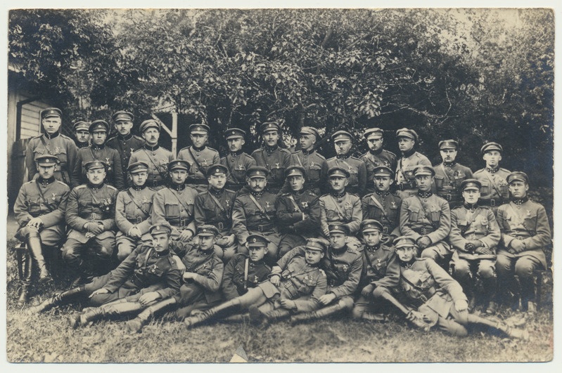 foto, R. Mager ja grupp sõjaväelasi, Eesti Vabadussõja märkide kätteandmine, u 1923, foto G. Zopp
