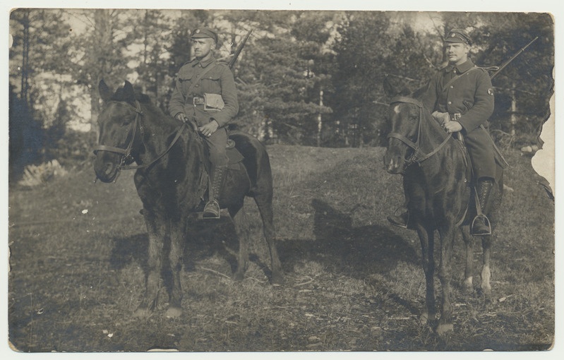 foto, Pärnu?, 9. jalaväepolk, 2 ratsamaakuulajat, 1919, foto Tamm