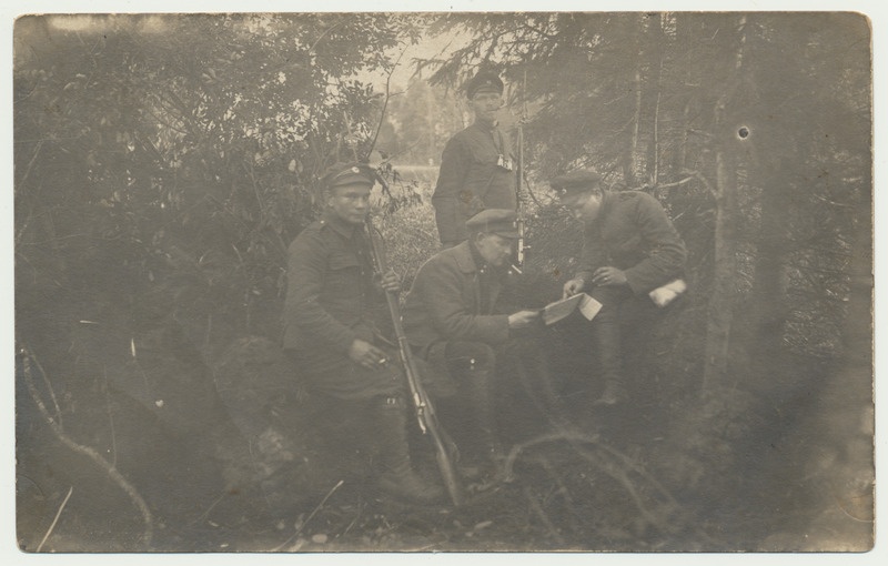 foto, Pärnu?, 9. jalaväepolk, sõdurid metsas, maakaart, 1919, foto Tamm
