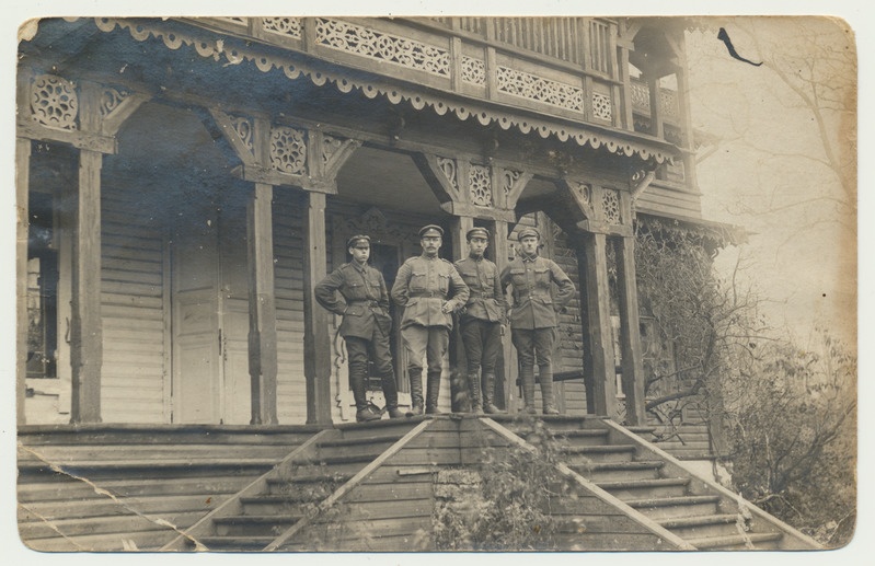 foto, asukoht?, 4 vormis sõjaväelast, u 1920, foto W. Puust