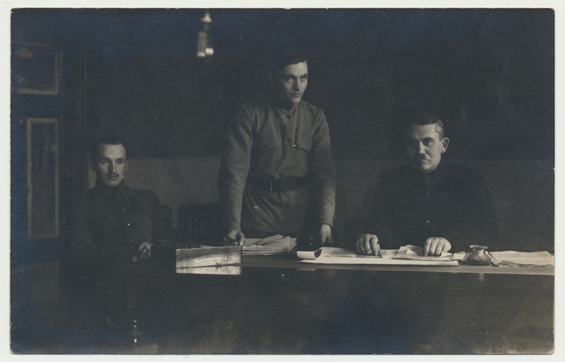 foto, 3 sõjaväelast laua taga: L.K. Jakobsen, J. Puskar ja ?, u 1920